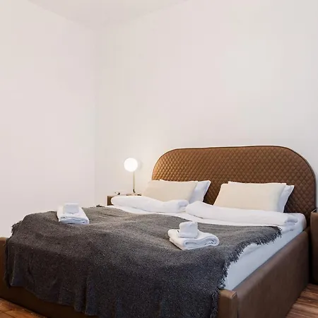 Quiet Center Signature Suite, 1br Апартаменты
