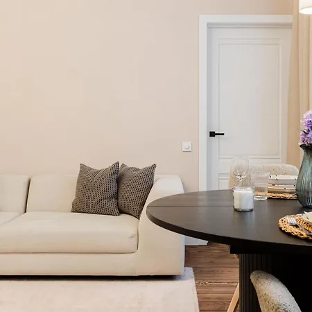 Quiet Center Signature Suite, 1br