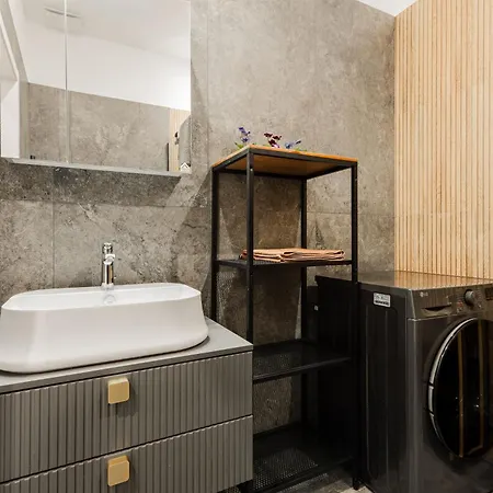 Quiet Center Signature Suite, 1br *
